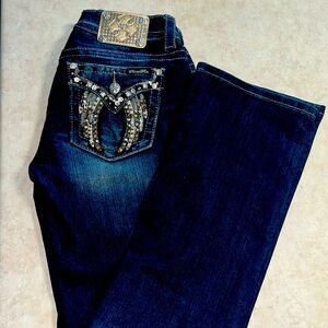 Miss Me mid-Rise slim boot cut.